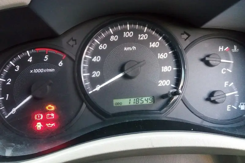 Lampu check engine kendaraan menyala? Ini penyebab dan solusinya
