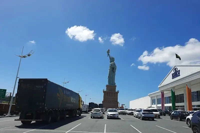 Patung Liberty roboh? Ini fakta dan makna replikanya di Brasil